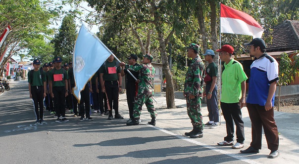 Danramil 0808/18 Panggungrejo Kapten Inf Kanipan melepas kegiatan Hansmars Siswa SMK Negeri 1 Panggungrejo. Foto: Amrin08/ NusantaraNews.co