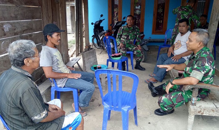 Kemesraan Dandim Ngawi beriaolog dengan Warga. Foto Wahyu/ NusantaraNews