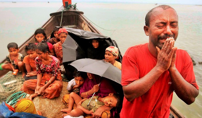 Pengungsi Rohingya berdoa di atas biduk. Foto AP