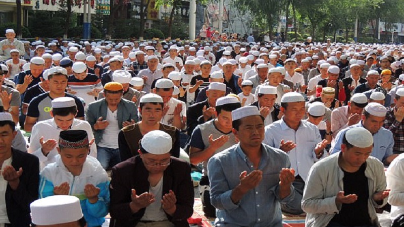 Etnis minoritas Muslim Uighur di Xinjiang, China tengah melaksanakan ibadah. (Foto: Imaginechina/REX/Shutterstock)