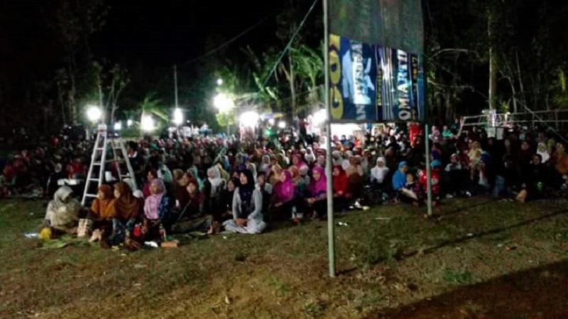 Lebih dari 300 warga mengikuti pergelaran nonton bareng pemutaran film pengkhianatan G30S/PKI di Desa Turi, Kecamatan Jenis, Ponorogo. Hadir pula asdim 0802/Ponorogo, Mayor Inf M. Yusup bersama Danramil 0802/16 Jetis Kapten Inf Supriyadi bersama warga. (Foto: Dok/Istimewa)