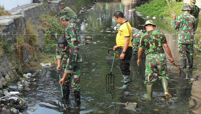 Gerakan Nasional Indonesia Bersih (GNIB), Jumat, 8 September 2017 sebagai bentuk kepedulian akan pentingnya kebersihan dan kesehatan Kodim 0808/Blitar. Foto Istimewa/ NusantaraNews.co