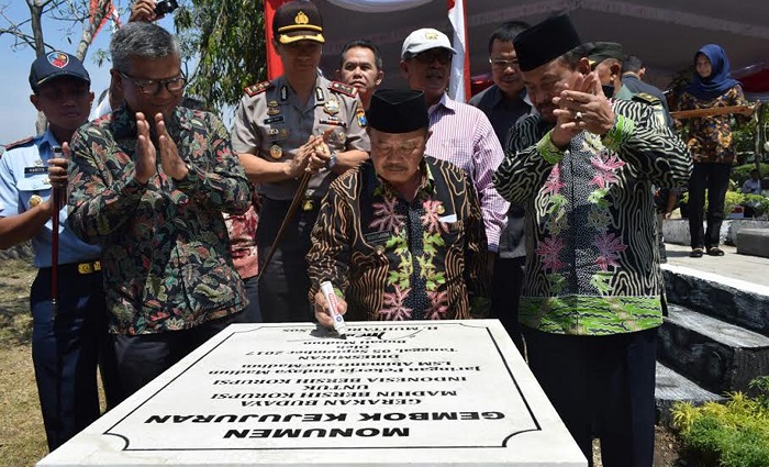 Bupati Madiun meresmikan Monumen Gembok Kejujuran di Ruang Terbuka Hijau (RTH) SMAN 2 Mejayan Jl. Panglima Sudirman Mejayan Kabupaten Madiun, Selasa (5/9/17). Foto mc0803/ NusantaraNews.co