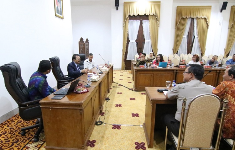 Gubernur Jatim Soekarwo saat memimpin rapat membahas perkembangan pelaksanaan Imunisasi. (Foto Tri Wahyudi/Nusantaranews)