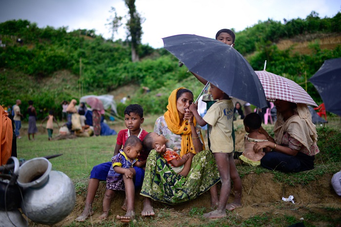 Halima dipukuli oleh gerombolan di depan anak-anaknya saat ia melarikan diri ke Bangladesh. Dalam foto ini dia sedang menunggu di luar kamp Kutupalang bersama orang lain untuk mencari tahu kemana mereka bisa pergi selanjutnya. "Siapa yang akan membawa kami?" tanya Halima putus asa. (Teks & Foto: Mahmud Hossain Opu-Al Jazeera)