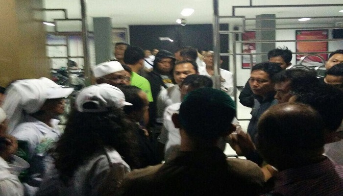 Alfian Tanjung keluar dari Rumah Tahanan (Rutan) Klas I Surabaya di Medaeng Sidaorjo. (Foto: N. Ilham/Istimewa)