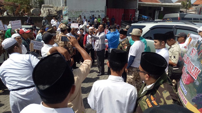 Solidaritas Umat Islam Pasuruan menggelar aksi di wihara Walubi di Surabaya, Rabu (6/9). FOto Tri Wahyudi/ NusantaraNews.co