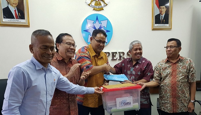 Penyerahan berkas pendaftaran dilakukan Ketua SMSI Teguh Santosa disaksikan Penasehat SMSI, Rizal Ramli dan Atal S Depari. Foto Istimewa (SMSI)/ NusantaraNews.co