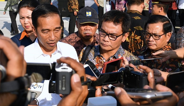 Presiden Jokowi usai meresmikan ruas jalan tol Kertosono Mojokerto Seksi II dan III Jombang-Mojokerto Barat di Gerbang Tol Mojokerto, Kabupaten Mojokerto, Jawa Timur, Minggu (10/9/2017). (Foto: Laily Rachev/Biro Pers Setpres)