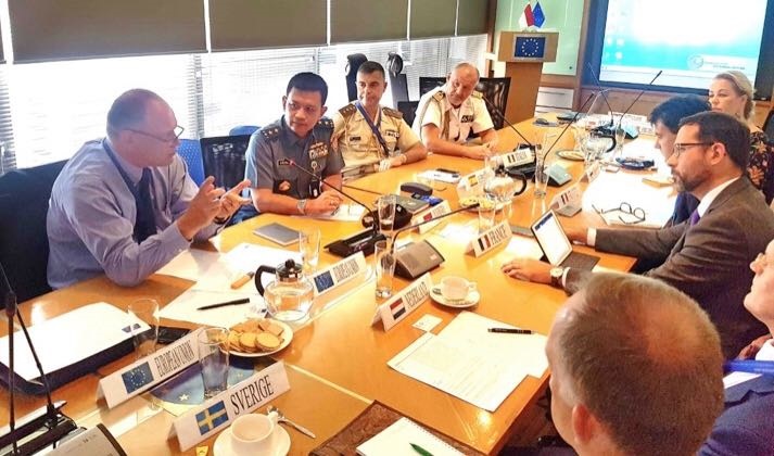 Dekan Fakultas Manajemen Pertahanan (FMP) Universitas Pertahanan (Unhan) Laksda TNI Amarulla Octavian dalam European Union Defense Attaches Meeting tanggal 13 September 2017 yang dihadiri Wakil Duta Besar Uni Eropa Bapak Charles Michel Geurtz dan 15 Atase Pertahanan dari negara-negara anggota Uni Eropa. (Foto: Istimewa)