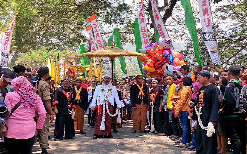 Tradisi Ngalap Berkah Larungan Buceng Purak serta Risalah Doa masyarakat sekitar Telaga Ngebel, Kabupaten Ponorogo, Jatim. (Foto: Much Nurcholis//NusantaraNews)