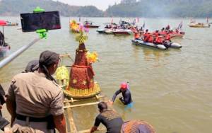 Tradisi Ngalap Berkah Larungan Buceng Purak serta Risalah Doa masyarakat sekitar Telaga Ngebel, Kabupaten Ponorogo, Jatim. (Foto: Much Nurcholis//NusantaraNews)