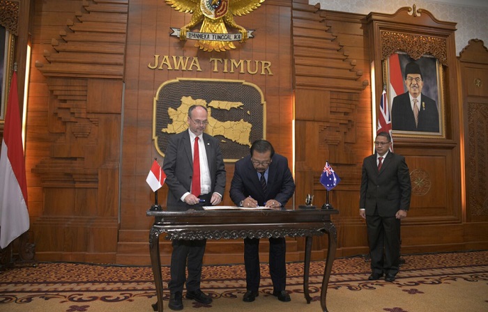 Penandatanganan kembali MOU Jati)-Australia Barat oleh Premier Australia Barat dan Gubernur Pakde Karwo, salah satu isinya ialah pemberian Beasiswa S2. Foto Tri Wahyudi/ NusantaraNews.co