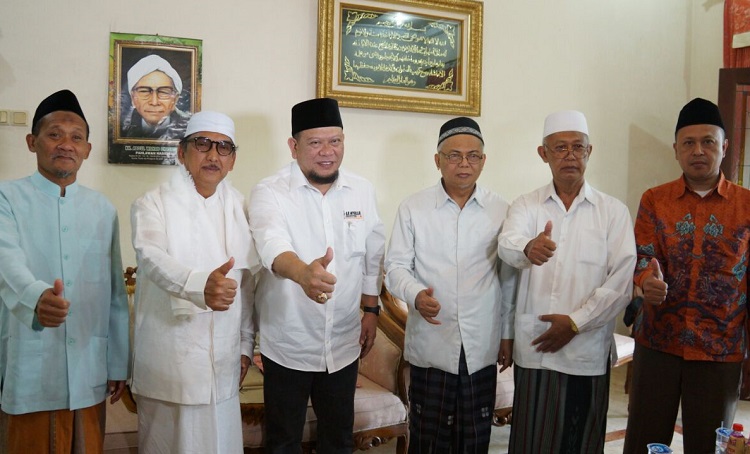 KH. Hasib Wahab berfoto bersama La Nyalla/Foto Tri Wahyudi/Nusantaranews