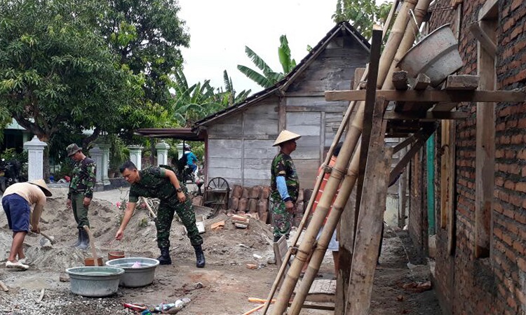 Kerja bakti bersama warga Mantingan, bangunkan rumah untuk pejuang veteran. (Foto Dok. Pribadi/Nusantaranews)