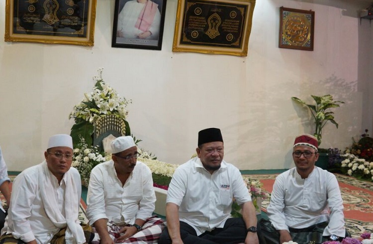 La Nyalla Mattaliti saat bersilaturahmi dengan beberapa ulama di Jatim. (Foto Tri Wahyudi/Nusantaranews)