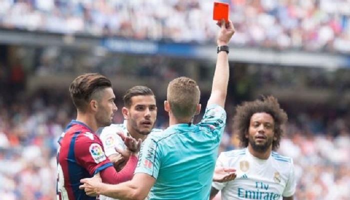 Momen Marcelo diganjar kartu merah oleh wasit Alejandro Hernandez pada menit ke-89 Real Madrid kontra Levante di Santiago Bernabeu, Sabtu (9/9) malam WIB. (Foto: Denis Doyle/Getty Images)