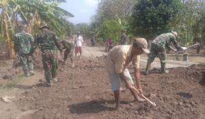 Masyarakat Bantu TMMD Ngawi. Foto Wahyu/ NusantaraNews