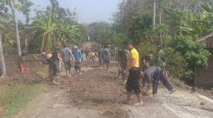 Masyarakat Bantu TMMD Ngawi. Foto Wahyu/ NusantaraNews