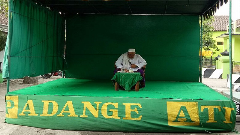 KH Asfiak Hamida dari Nganjuk menyampaikan peengajian Padange Ati di masjid At-Taqwa, Kelurahan Tebon, Kecamatan Barat, Magetan. (Foto: Istimewa)