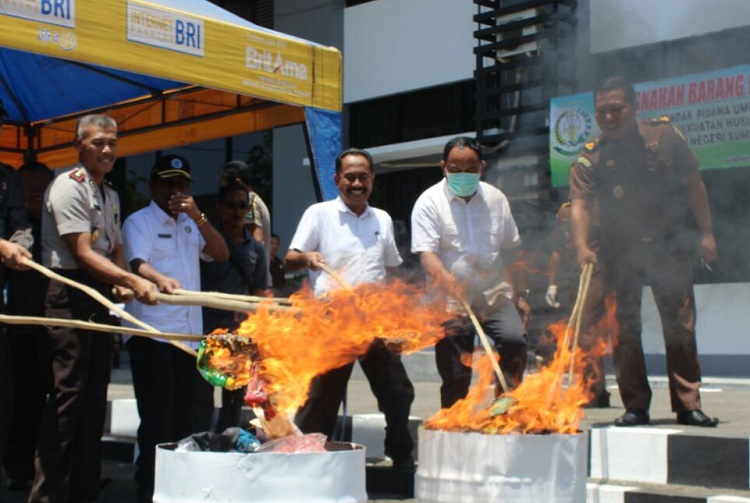 Pembakaran Barang Bukti Oleh Kejari Sumenep/Foto Mahdi/Nusantaranews