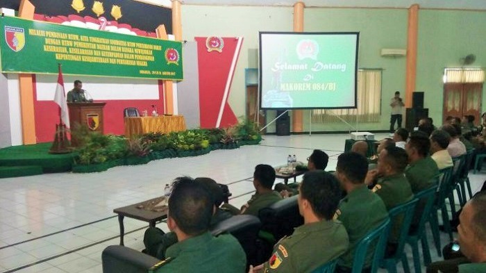 Kepala Staf Korem (Kasrem) 084/Bhaskara Jaya, Letkol Inf Hery Suprapto membacakan amanad Danrem. Foto: Dok Pribadi/ NusantaraNews.co