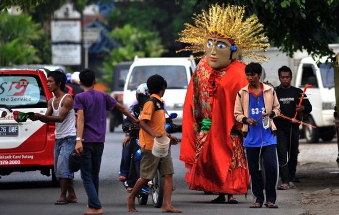 Pengamen onde-ondel di Jakarta. Foto: radarpena.com