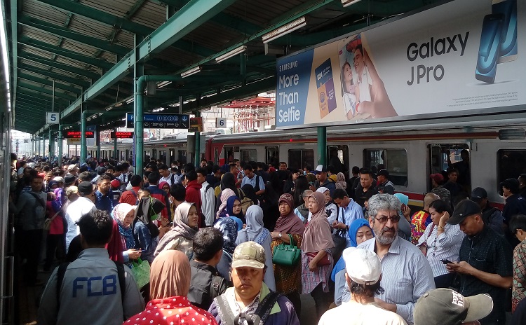 Penumpang Membludak di Stasiun Karena KRL Anjlok/Foto Andika/Nusantaranews