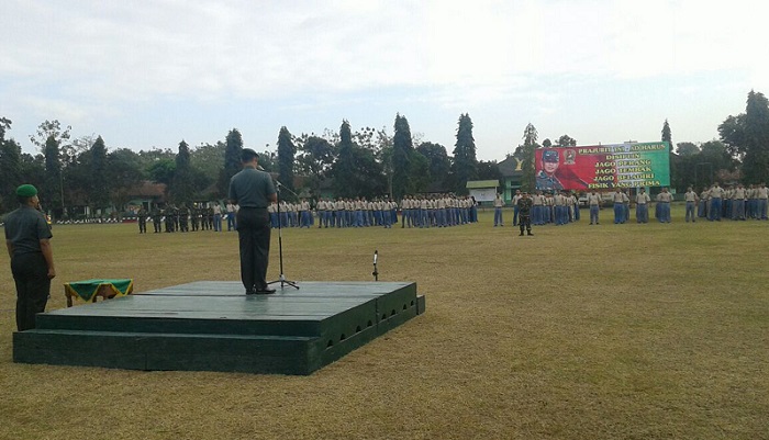 Asisten Teritorial (Aster) Kasdam V Brawijaya Kolonel Czi Wahkyono memimpin apel penutupan giat Sahabat Sejati (Satu Hari Bersama TNI) di Mayonif 511/DY, Minggu, (10/9/17). Foto Wahyu/ NusantaraNews.co