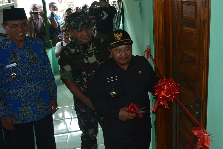 Penyerahan Hasil Rehab Rumah Veteran (Foto: Rantelino/Nusantaranews)