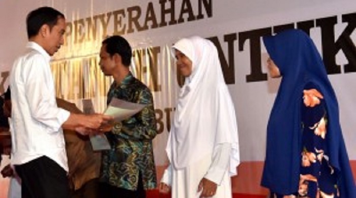 Presiden Jokowi serahkan sertifikat di Sukabumi. Foto: Dok. setkab.go.id