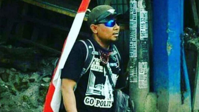 Relawan Jamkeswatch Ade Kenzo yang akan jalan kaki Surabaya - Jakarta untuk menyerukan perbaikan jaminan kesehatan dilepas di Tugu Pahlawan, Surabaya, Selasa (19/9/2017). Foto: Dok. koranperdjoeangan