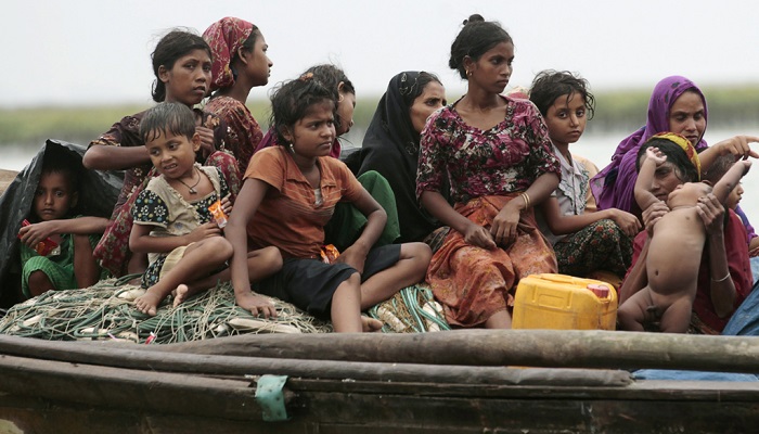 Pengungsi Rohingya dari Myanmar duduk di atas kapal saat mereka mencoba masuk ke Bangladesh. (Foto: Reuters/Andrew Biraj)