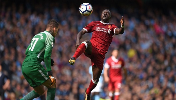 Momen Sadio Mane mendaratkan kakinya di kepala Ederson Moraes yang membuat wasit Jon Moss mengeluarkan kartu merah pada laga Manchester City kontra Liverpool pada Sabtu (9/9) malam WIB. (Foto: Sky Sports)