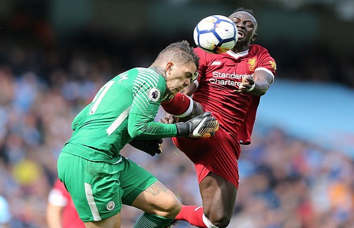 Momen Sadio Mane mendaratkan kakinya di kepala Ederson Moraes yang membuat wasit Jon Moss mengeluarkan kartu merah pada laga Manchester City kontra Liverpool pada Sabtu (9/9) malam WIB. (Foto: EPA)