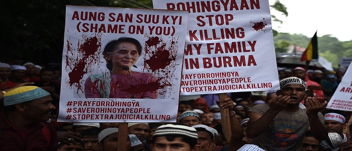 Pengungsi Muslim etnis Rohingya memegang plakat dan meneriakkan slogan-slogan selama demonstrasi menentang penganiayaan Muslim Rohingya di Myanmar, di luar Kedutaan Besar Myanmar di Kuala Lumpur pada hari Jumat (1/9). (AFP Photo/Manan Vatsyayana)