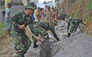 karya bakti pembuatan talud di Desa Poncol yang dilakukan oleh Kodim 0804/Magetan. Foto Timbul M/ NusantaraNews.co