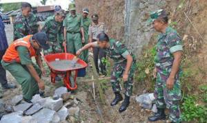 karya bakti pembuatan talud di Desa Poncol yang dilakukan oleh Kodim 0804/Magetan. Foto Timbul M/ NusantaraNews.co