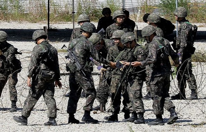 Tentara Korea Selatan ambil bagian dalam latihan militer di perbatasan Korea. (Getty Images)