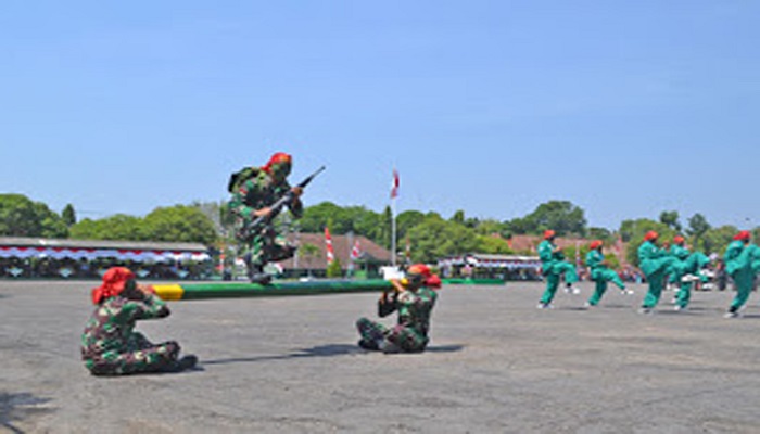 Atraksi ketangkasan prajurit TNI AD di upacara penutupan pendidikan siswa Secata Dikmata TNI AD Gel I Tahap I TA 2017, Kamis(7/9/17). (Foto: Pen/Istimewa)