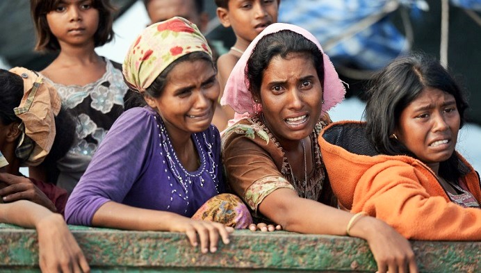 Wanita Rohingya lari dan menangis. Foto: Dok. Turner.com