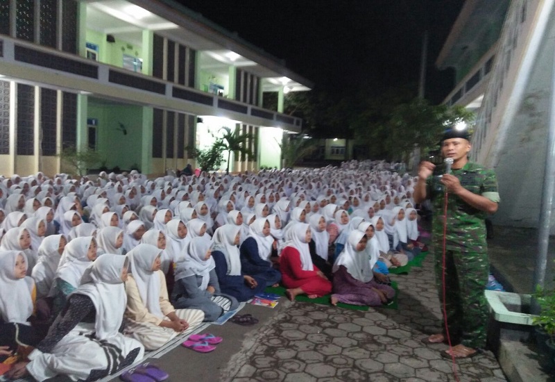 Komandan Kodim 0824 Jember Letkol Inf Rudianto saat memberikan sambutan di depan santri. (Foto: Dok. Istimewa)