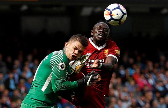 Momen Sadio Mane mendaratkan kakinya di kepala Ederson Moraes yang membuat wasit Jon Moss mengeluarkan kartu merah pada laga Manchester City kontra Liverpool pada Sabtu (9/9) malam WIB. (Foto: Reuters)