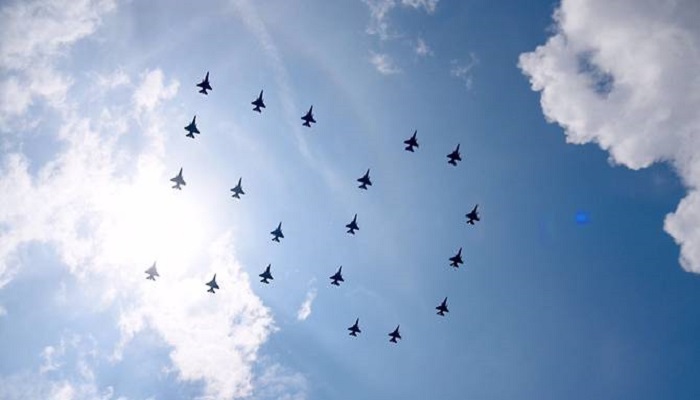 Petugas TNI AU Lanud Roesmin Nurjadin Pekanbaru memantau pesawat tempur F-16 Angkatan Udara Indonesia (TNI-AU) dan Republic of Singapore Air Force (RSAF) yang membentuk formasi angka 50 ketika melakukan flypast di wilayah udara Pekanbaru, Riau, Senin (4/9/2017). (Teks: Harian Jogja | Foto: Sing Mindef, RSAF)