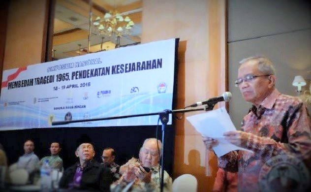 Taufiq Ismail baca puisi di acara Simposium Nasional Membedah Tragedi 1965 di Hotel Aryaduta, Jakarta Pusat, Selasa (19/4/2016) lalu. Foto: Dok. Pikiran Rakyat