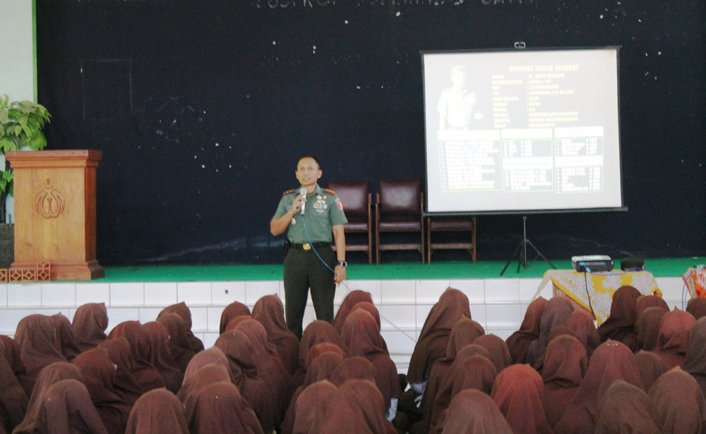 Dandim Bojonegoro, Letkol Inf M. Herry Subagyo ingatkan pemuda arti penting wawasan kebangsaan dan bela negara dalam menghadapi ancaman proxy war di era globalisasi. (Foto: Dok.Penrem/Istimewa)