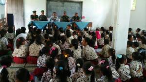 Babinsa Koramil 0815/07 Jetis, Terapkan Kedisiplinan Sejak Awal Bagi Siswa SDN Sawo. Foto Penrem 082/ NusantaraNews