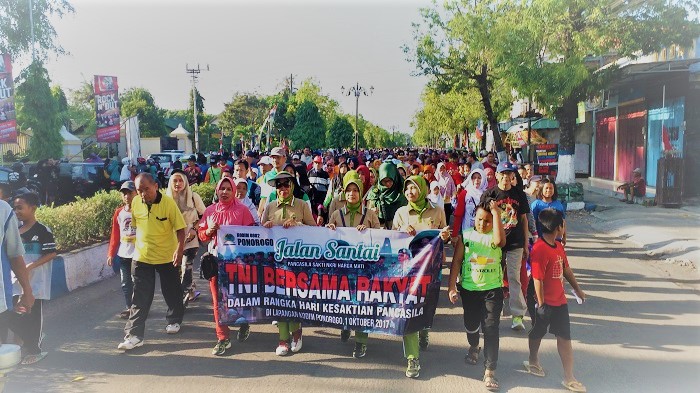 Jalan santai Pancasila Sakti dalam rangka peringatan Hari Kesaktian Pancasila, Minggu (1/10/2017) pagi. Foto Muh Nurcholis/ NusantaraNews