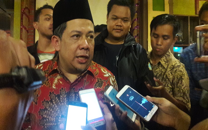 Wakil Ketua DPR RI, Fahri Hamzah saat diwawancarai wartawan di Surabaya, Senin (2/9/2017). (Foto: Yudhie/NusantaraNews)