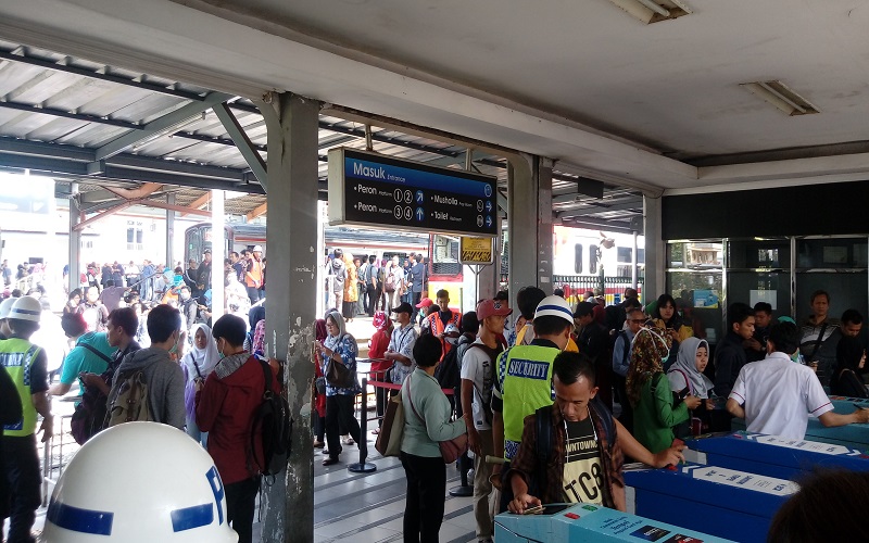 Kreta commuter line (KRL) anjlok, penumpang frustasi. (Foto: Istimewa)